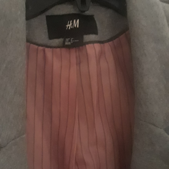 H&M Women's blazer. Size 4. Light gray. Patch elbow details on the sleeves. - Picture 3 of 5